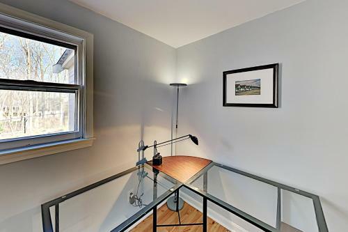 Spacious Getaway - Pool, Hot Tub, 2 Offices, Grill Home