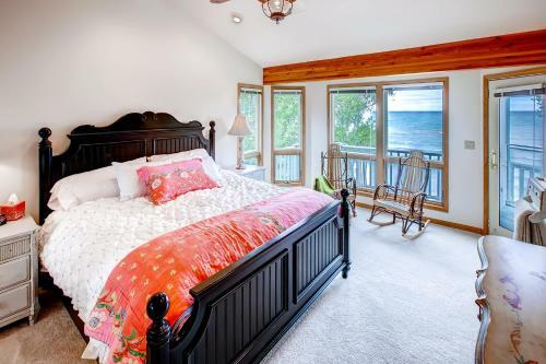 Lavish Charlevoix Home With Fire Pit On Lake Michigan
