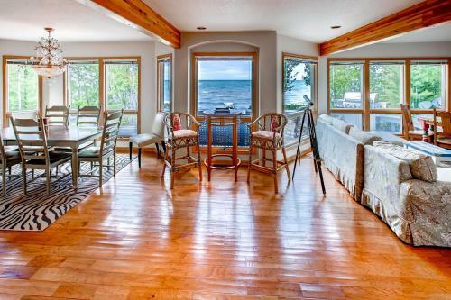 Lavish Charlevoix Home With Fire Pit On Lake Michigan