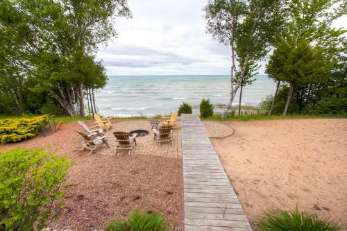 Lavish Charlevoix Home With Fire Pit On Lake Michigan