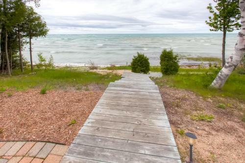 Lavish Charlevoix Home With Fire Pit On Lake Michigan