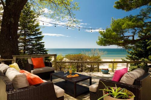 Bed & Breakfast Looking Glass Beachfront Inn
