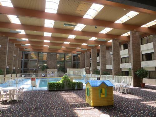 Ramada By Wyndham Lansing Hotel & Conference Center