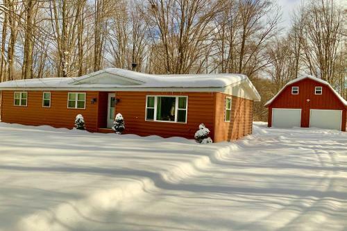 Secluded Mancelona House With Deck And Wooded Views!