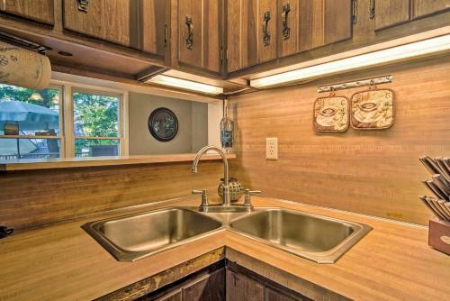 Pet-friendly Cottage Less Than 1 Mile From Oval Beach!