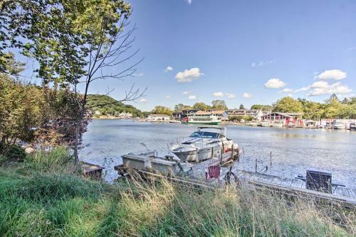 Pet-friendly Cottage Less Than 1 Mile From Oval Beach!