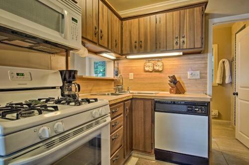 Pet-friendly Cottage Less Than 1 Mile From Oval Beach!