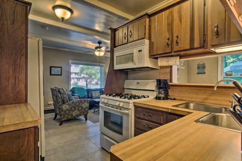 Pet-friendly Cottage Less Than 1 Mile From Oval Beach!