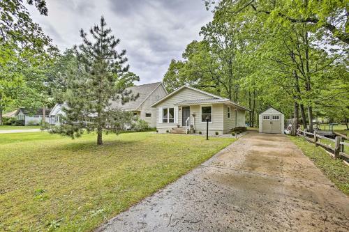 Charming Home With Deck, 2 Mi To Lake Michigan!
