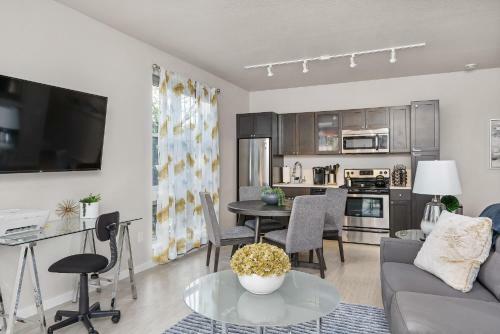 Beautiful & Modern Apartment - Walk To Uptown!
