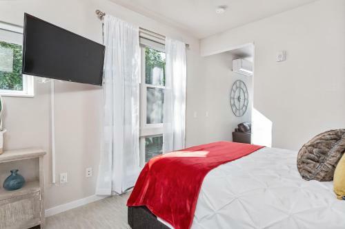 Beautiful & Modern Apartment - Walk To Uptown!