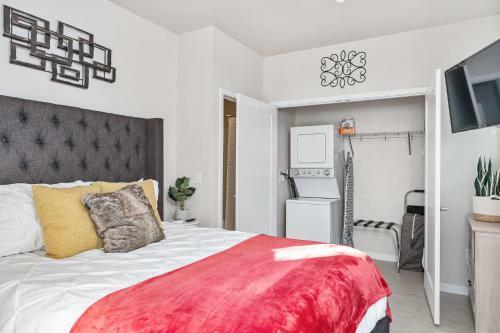 Beautiful & Modern Apartment - Walk To Uptown!