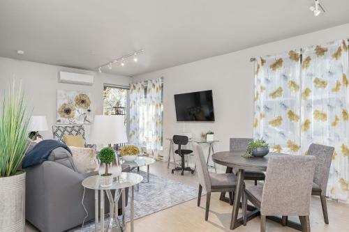 Beautiful & Modern Apartment - Walk To Uptown!