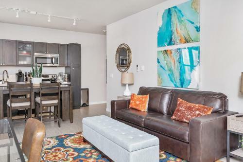 Beautiful & Modern Apartment - Walk To Uptown!