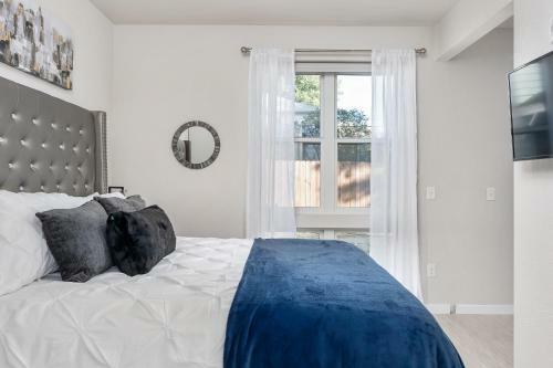 Beautiful & Modern Apartment - Walk To Uptown!