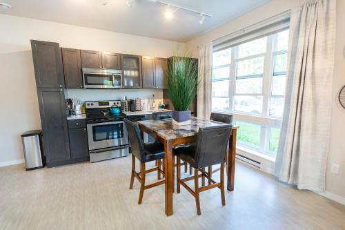 Beautiful & Modern Apartment - Walk To Uptown!