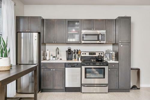 Beautiful & Modern Apartment - Walk To Uptown!