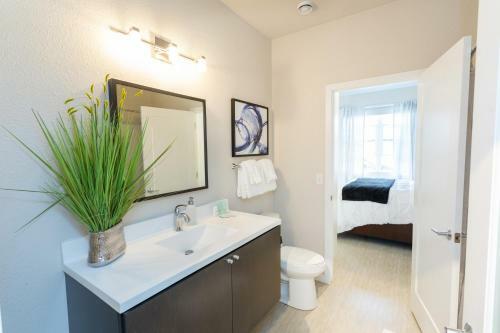 Beautiful & Modern Apartment - Walk To Uptown!