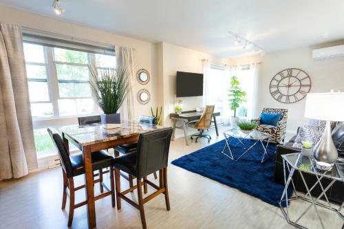 Beautiful & Modern Apartment - Walk To Uptown!