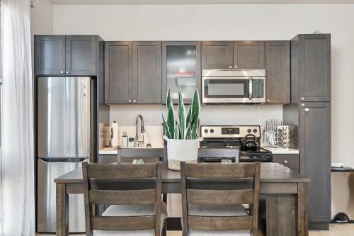 Beautiful & Modern Apartment - Walk To Uptown!
