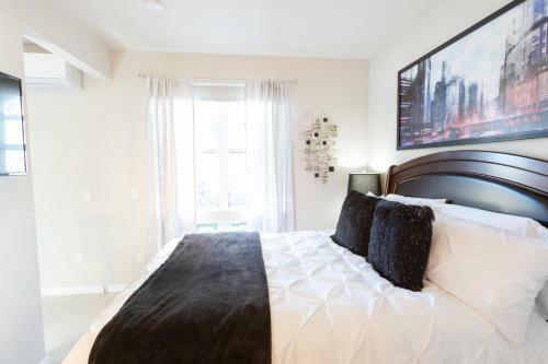 Beautiful & Modern Apartment - Walk To Uptown!