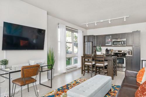Beautiful & Modern Apartment - Walk To Uptown!
