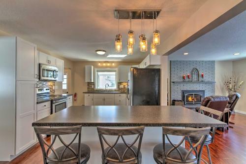 Rochester Home With Deck, 5 Min To Mayo Clinic!
