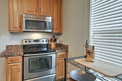 Historic Moss Point House With Loft - 6 Mi To Beach!