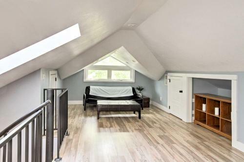 Historic Moss Point House With Loft - 6 Mi To Beach!