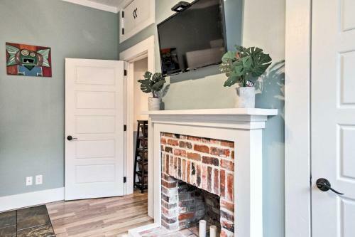 Historic Moss Point House With Loft - 6 Mi To Beach!
