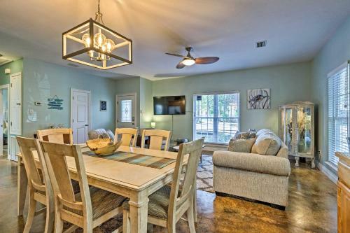 Charming Coastal Cottage Walk To Beach And Downtown!
