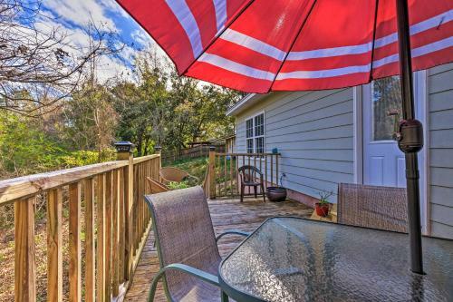 Charming Coastal Cottage Walk To Beach And Downtown!
