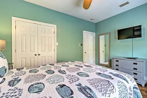Charming Coastal Cottage Walk To Beach And Downtown!