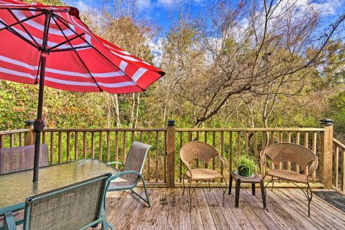 Charming Coastal Cottage Walk To Beach And Downtown!