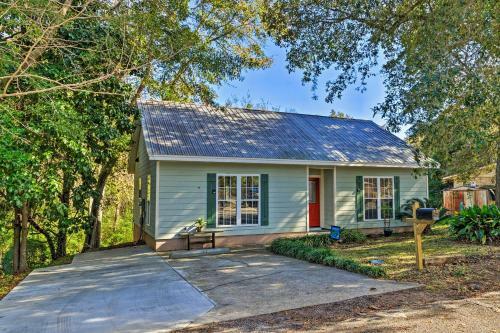 Charming Coastal Cottage Walk To Beach And Downtown!
