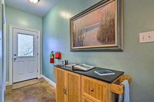 Charming Coastal Cottage Walk To Beach And Downtown!