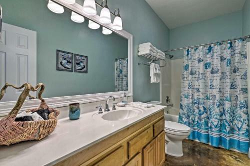 Charming Coastal Cottage Walk To Beach And Downtown!