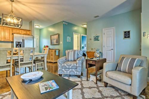 Charming Coastal Cottage Walk To Beach And Downtown!