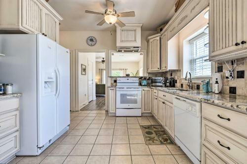 Gulf Coast Getaway With Water Views - Walk To Beach!