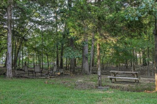Lakefront Blue Eye Cottage With Hot Tub And Fire Pit!