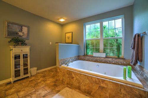 Lakefront Blue Eye Cottage With Hot Tub And Fire Pit!