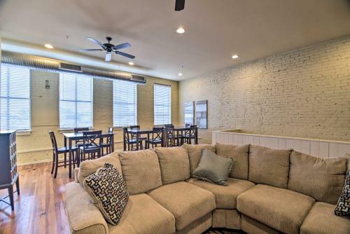 Apartamento Modernized Dtwn Condo With Patio And Grill Access