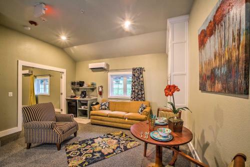 Downtown Branson Cottage With Pool Access!