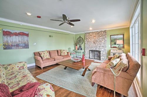 Downtown Branson Home With Pool Mins To The Landing!