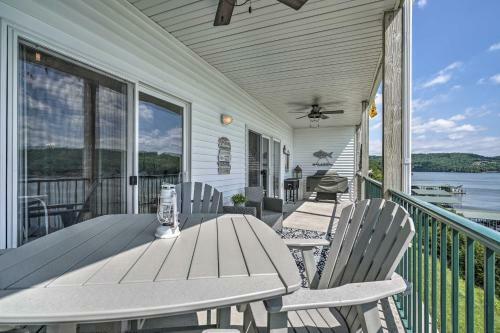Apartamento Lakefront Camdenton Condo With Deck, Shared Pool
