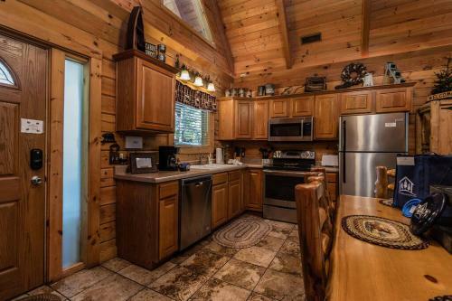 Premium Log Cabin Vacation Experience, Hottub,firepit, Woods Ozark Preserve