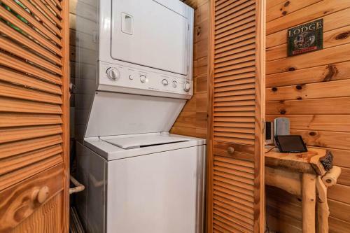 Premium Log Cabin Vacation Experience, Hottub,firepit, Woods Ozark Preserve