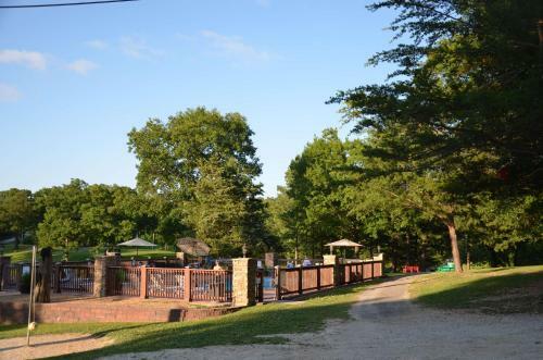 Premium Log Cabin Vacation Experience, Hottub,firepit, Woods Ozark Preserve