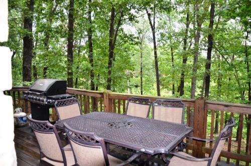 Premium Log Cabin Vacation Experience, Hottub,firepit, Woods Ozark Preserve
