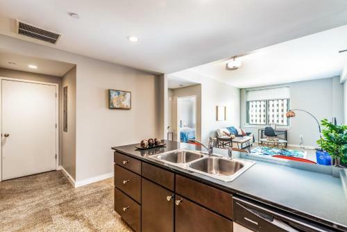 Jacuzzi In The Sky Luxe Condo By Cozysuites